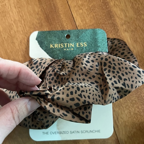 NWT Kristin Ess oversized scrunchie in cheetah print. Excellent style upgrade! - Picture 4 of 6